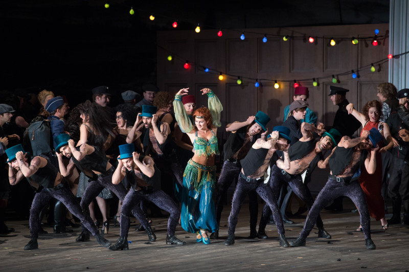 Preziosilla (Veronica Simeoni), dansers en Koor van de Nationale Opera